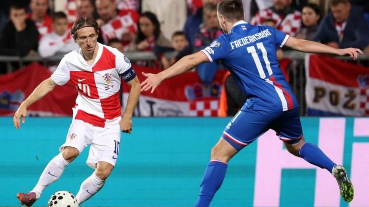 Timnas Kroasia Lolos Piala Dunia 2026 setelah mengalahkan Kepulauan Faroe 3-1. Peran veteran Luka Modric dan Ivan Perisic krusial dalam kemenangan ini, mengamankan tiket langsung ke putaran final.