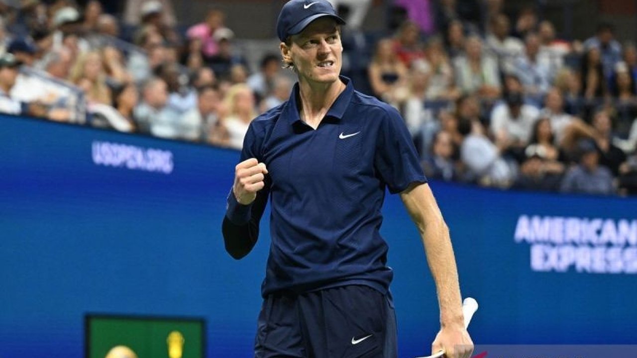 Jannik Sinner tampil dominan di ATP Finals, mencatat kemenangan sempurna di babak round-robin dan mengakhiri musim Ben Shelton. Performa impresif Sinner ini membawanya ke semifinal.
