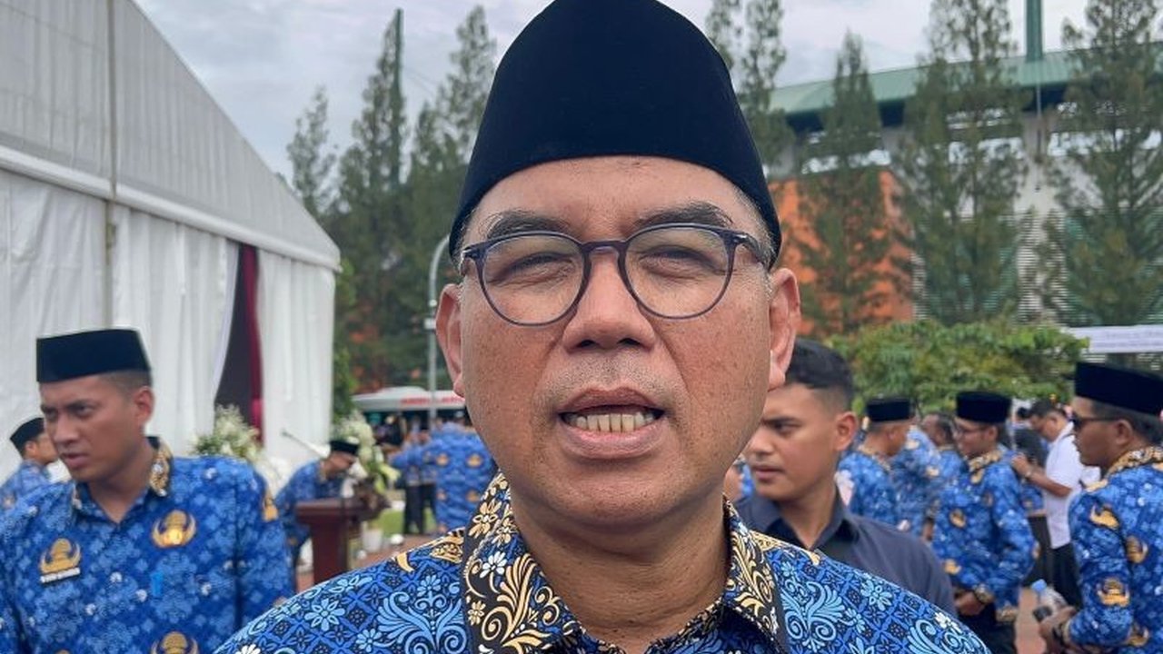 Ketua Korpri Bogor, Ajat Rochmat Jatnika, mengingatkan 9.687 ASN Bogor yang baru dikukuhkan untuk tidak konsumtif dan menghindari praktik gadai SK, demi integritas dan pelayanan publik.