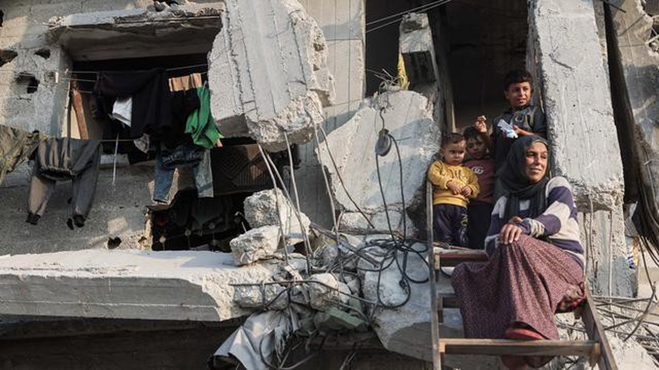 Bantuan ini merupakan bagian dari rencana tanggap darurat 60 hari di tengah meningkatnya serangan militer Israel di wilayah tersebut. Tampak dalam foto, sebuah keluarga Palestina memandang ke