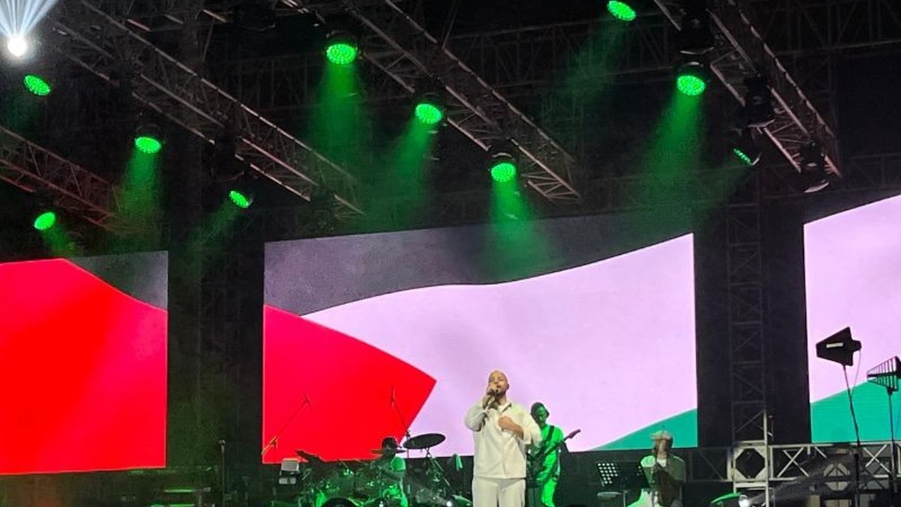Penyanyi religi internasional Maher Zain lantang menyuarakan dukungan untuk kebebasan Palestina dalam konsernya di Makassar, mengajak penggemar terus berdoa dan bersolidaritas.