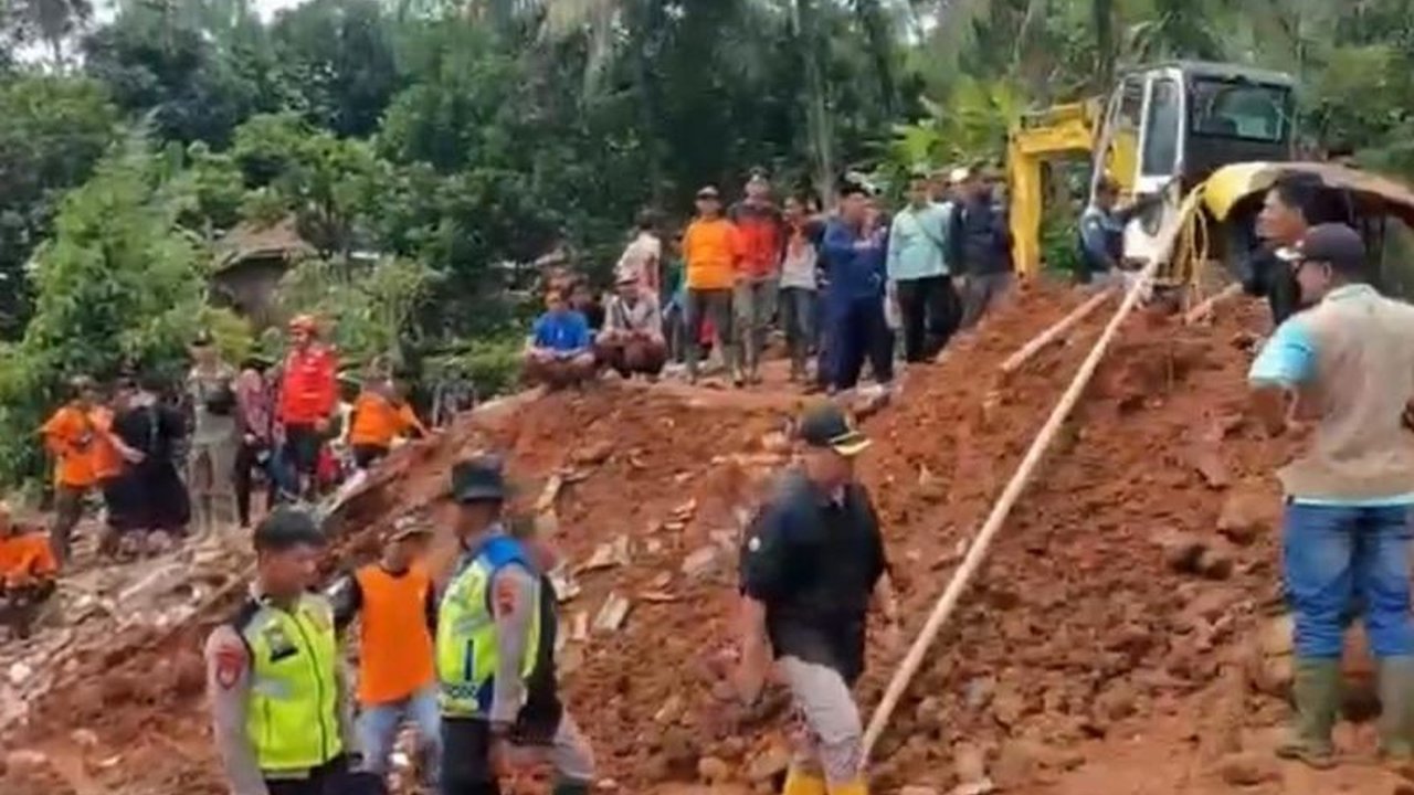 Gubernur Jawa Tengah Ahmad Luthfi menyerukan peningkatan kewaspadaan bencana di seluruh wilayah, khususnya daerah rawan longsor, menyusul tragedi tanah longsor di Cilacap yang menelan korban jiwa.