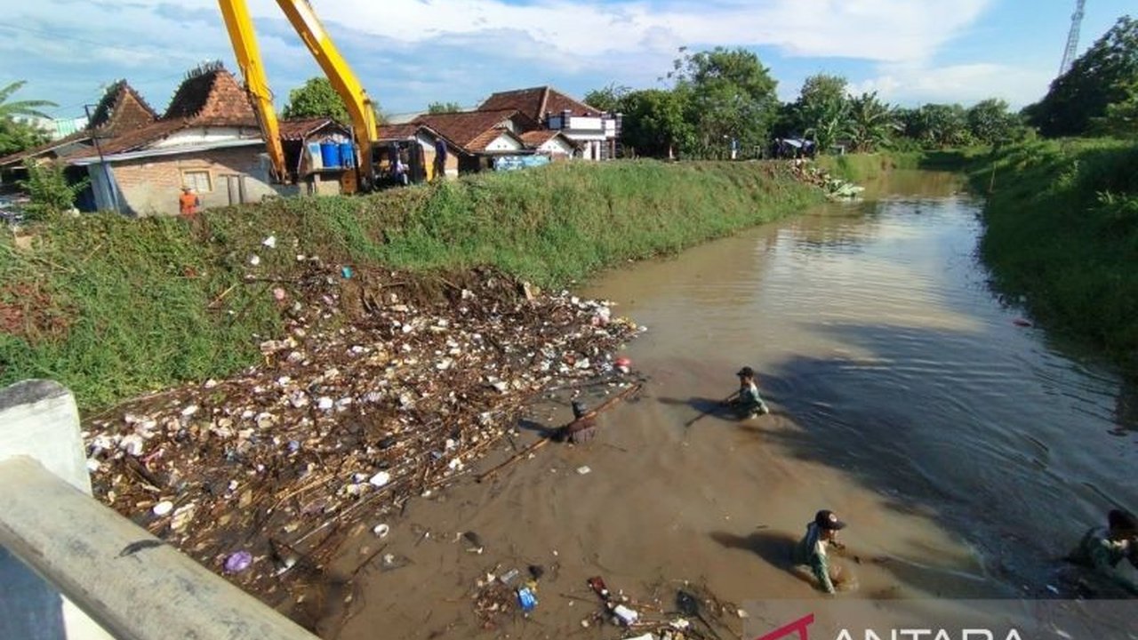 Daerah Aliran Sungai (DAS) Juwana di Kudus dan Pati berada dalam kondisi kritis, sehingga pemulihan DAS Juwana menjadi prioritas nasional untuk menjaga peran strategisnya bagi kehidupan masyarakat.