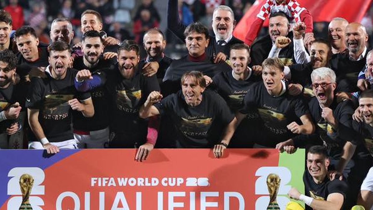 Pemain dan tim kepelatihan Kroaia merayakan keberhasilan lolo ke Piala Dunia 2026 setelah kemenangan 3-1 yang mereka raih atas Kepuluan Faroe dalam lag Grup L Kualifikasi Piala Dunia 2026 zon
