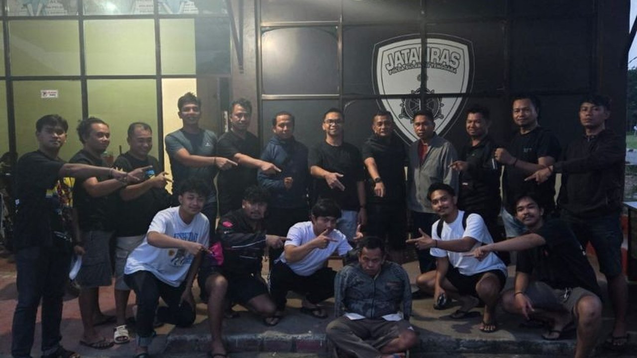 Polda Sultra berhasil meringkus pelaku penikaman polisi Kendari, Bripka Laode Abdul Salam, yang tewas mengenaskan. Motif cemburu dan kondisi mabuk pelaku diselidiki lebih lanjut.