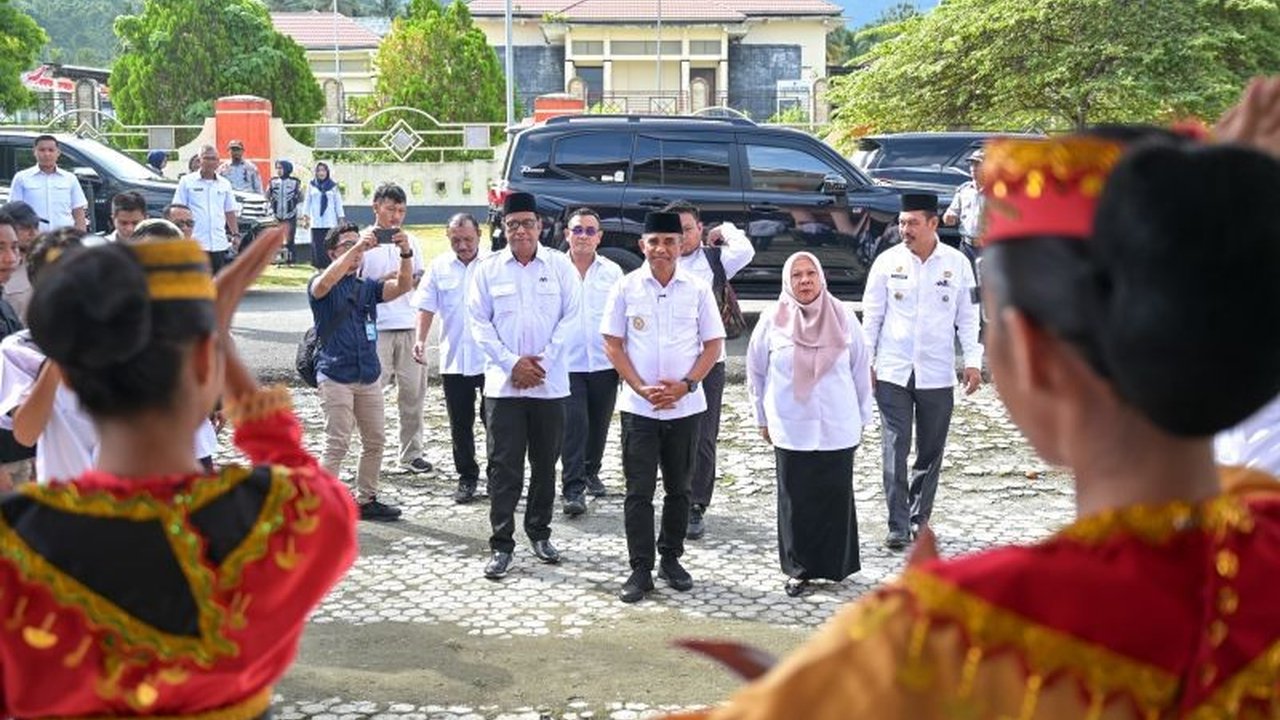 Gubernur Sulawesi Tengah Anwar Hafid menegaskan pembangunan jalan strategis Touna di Kulingkinari-Wakai dan Longge Dataran Bulan-Toili akan dimulai pada 2026, menjamin akses lancar bagi masyarakat.