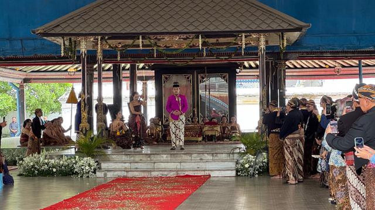 Putra mahkota, Kanjeng Gusti Pangeran Adipati Anom (KGPAA) Hamengkunegoro Sudibyo Raja Putra Narendra Mataram resmi mengumumkan dirinya sebagai Raja Keraton Kasunanan Surakarta Hadiningrat