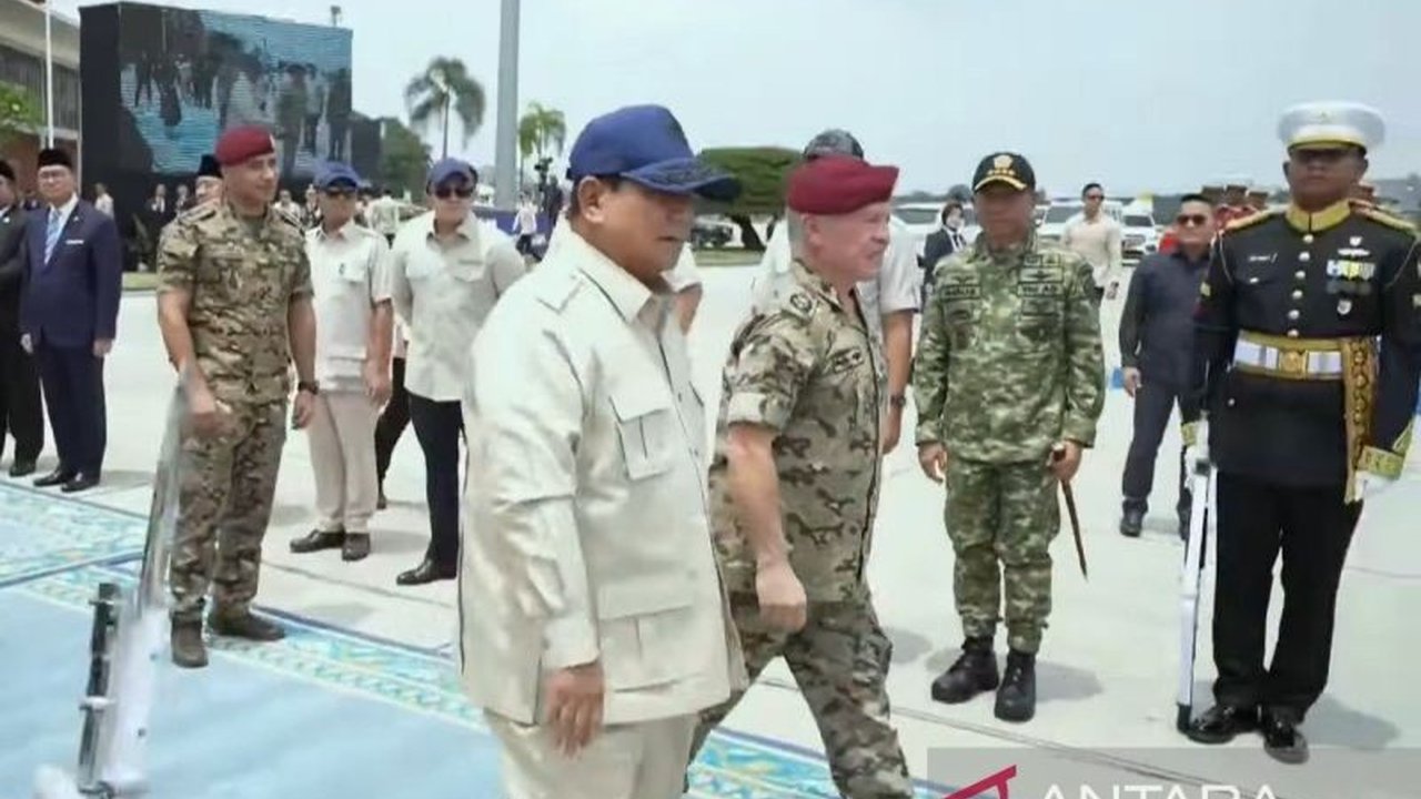 Presiden Prabowo Subianto secara langsung mengantar kepulangan Raja Yordania Abdullah II ibn Al Hussein dari Lanud Halim Perdanakusuma, diiringi pengawalan jet tempur F-16 sebagai bentuk penghormatan, menegaskan eratnya hubungan bilateral kedua negara.