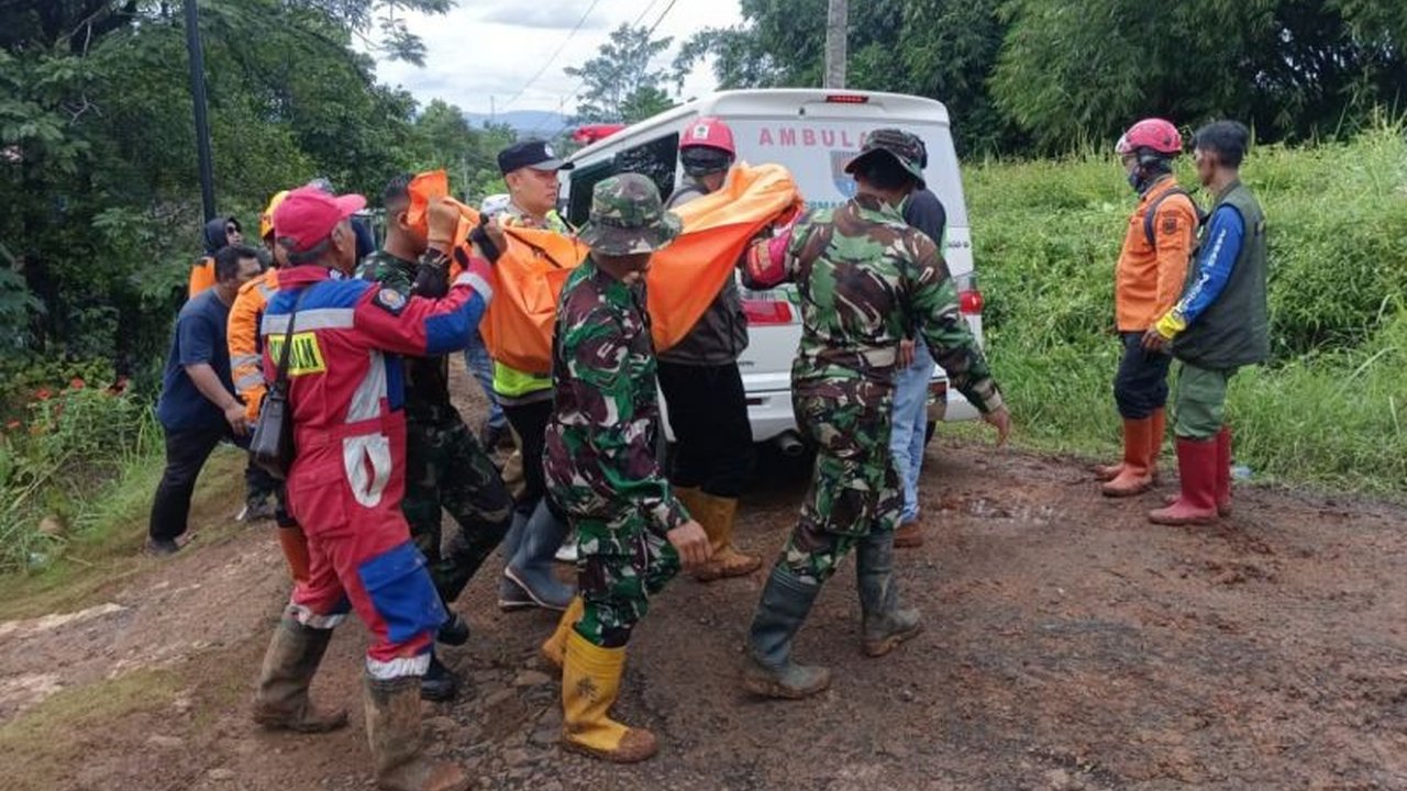 Operasi pencarian korban longsor Cilacap membuahkan hasil. Tim SAR gabungan berhasil menemukan tiga jenazah baru, menambah jumlah korban meninggal menjadi enam orang. Berapa lagi yang masih hilang?