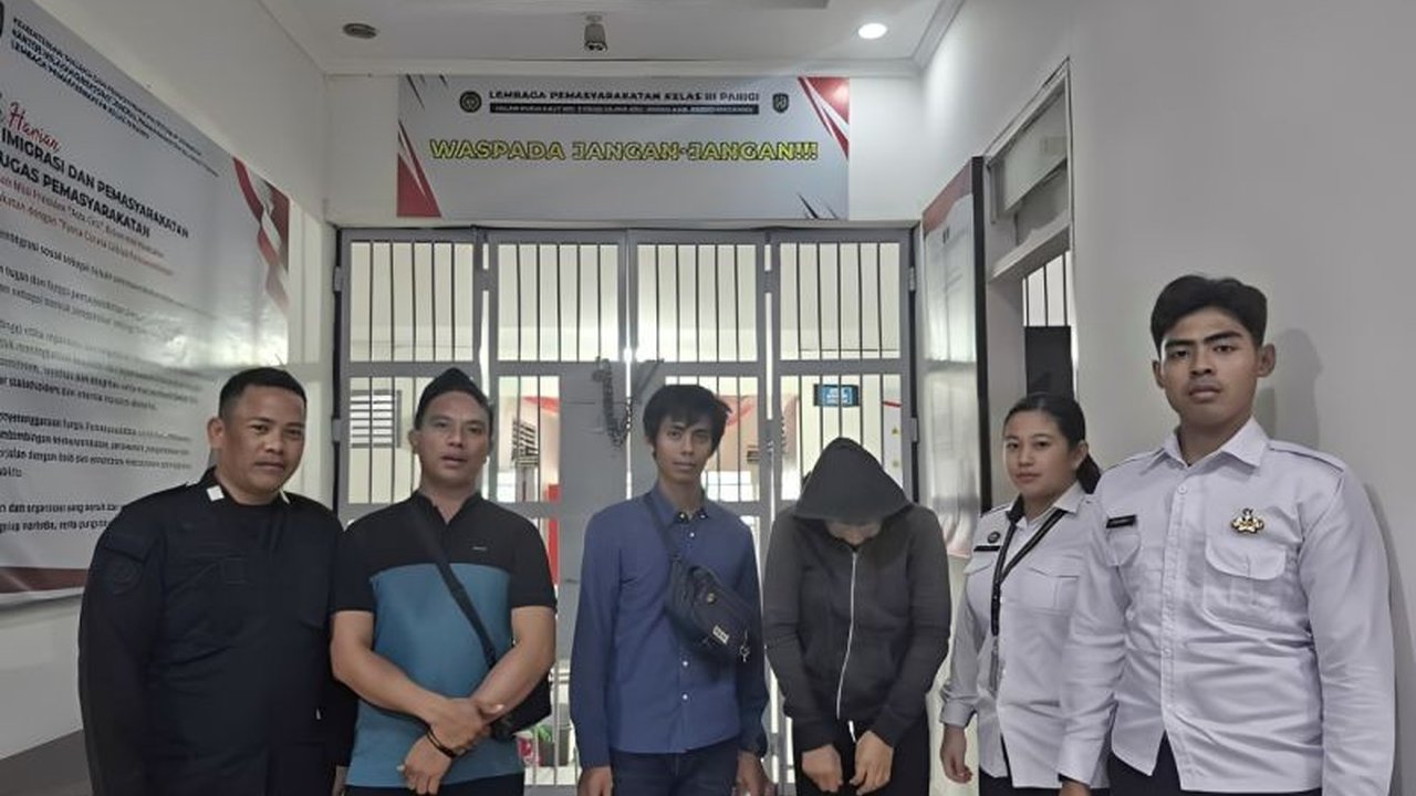 Petugas Lapas Kelas III Parigi berhasil menggagalkan upaya penyelundupan narkoba oleh seorang pengunjung wanita yang menyembunyikannya di balik pembalut, menegaskan komitmen Lapas Parigi bebas narkoba.
