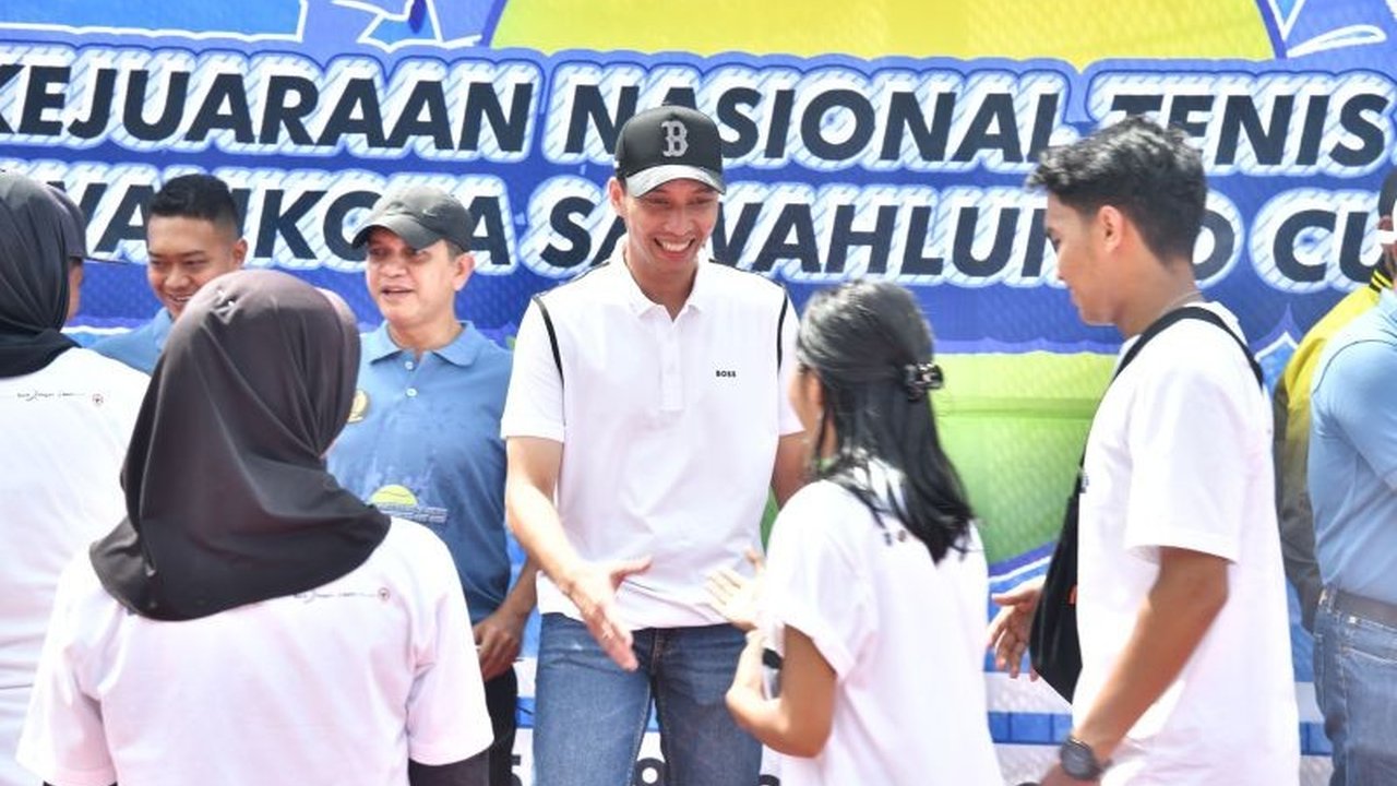 Kejuaraan Nasional Tenis Junior Sawahlunto 2025 menjadi ajang penting untuk mengasah talenta atlet muda sekaligus menggerakkan perekonomian daerah. Simak dampaknya!