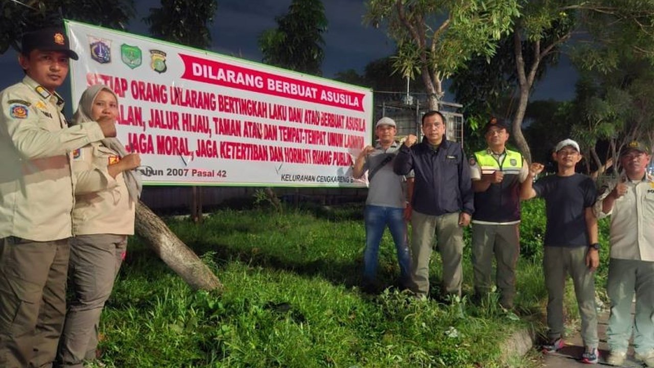Dua pria diduga terlibat prostitusi sesama jenis di taman Daan Mogot, Jakbar, berhasil diamankan Satpol PP menyusul instruksi Wali Kota setelah laporan warga.