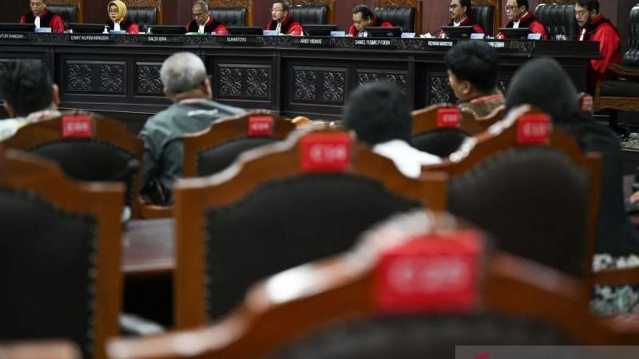 Pakar hukum menilai Putusan MK Polisi Jabatan Sipil menciptakan aturan tegas, mewajibkan polisi aktif mundur dari keanggotaan Polri jika ingin menduduki posisi sipil. Apa dampaknya?