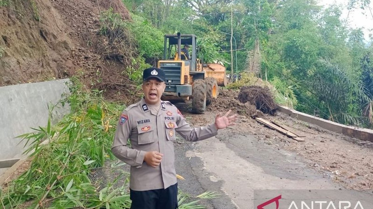 Jalur selatan Cianjur terputus akibat Longsor Cianjur setinggi dua meter. Petugas gabungan mengerahkan alat berat untuk membuka akses vital ini, sementara pengendara dialihkan.