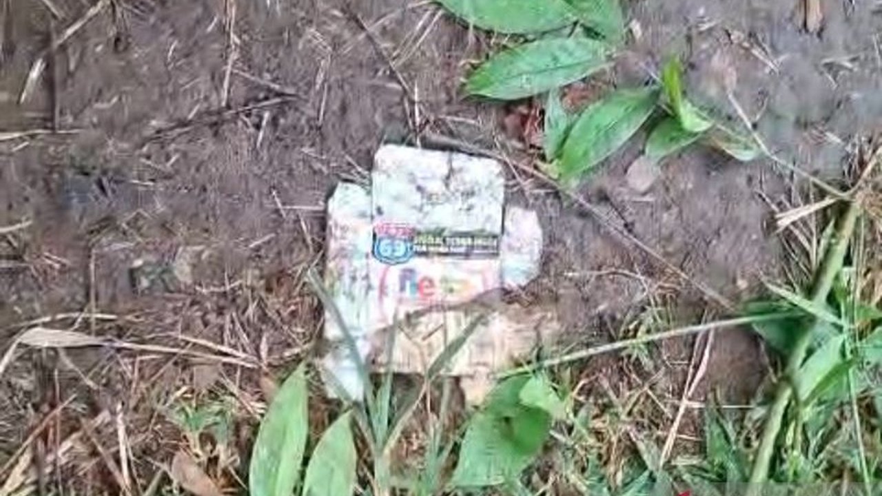 Warga resah dengan maraknya dugaan prostitusi gay di Taman Daan Mogot, Cengkareng, Jakarta Barat, ditandai temuan bungkus kondom dan botol miras berserakan.