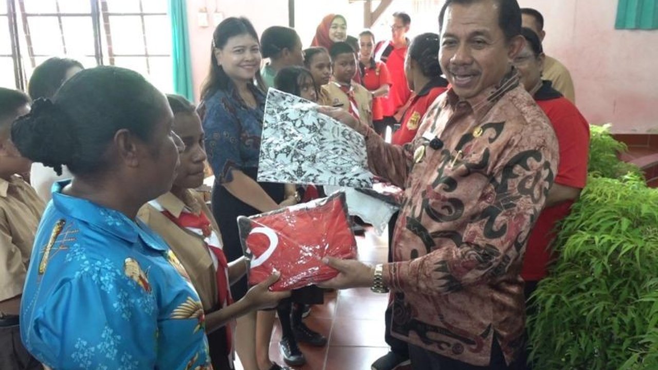 Ratusan siswa SMK Negeri 3 dan SMA Negeri 7 Jayapura berbahagia setelah menerima Bantuan Seragam Sekolah Jayapura dari Pemkot, meringankan beban orang tua dan tingkatkan motivasi belajar.