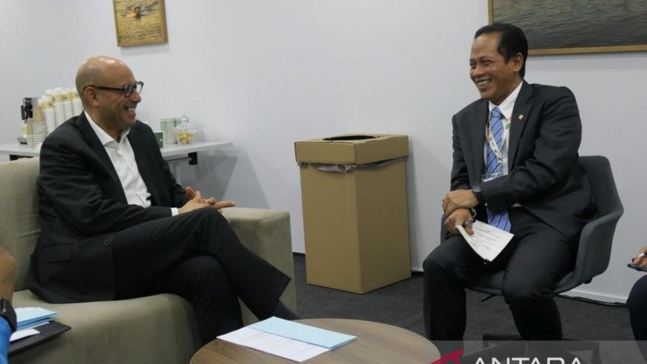 Menteri Lingkungan Hidup Hanif Faisol Nurofiq menyerahkan dokumen Rencana Adaptasi Nasional (NAP) kepada UNFCCC di sela-sela COP30, menegaskan komitmen adaptasi iklim Indonesia.