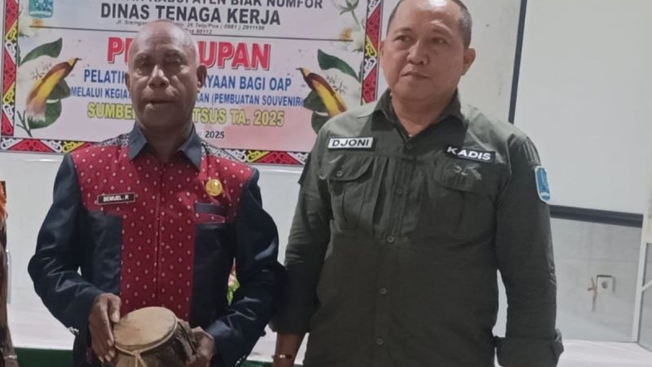 Sebanyak 1.004 warga Biak Numfor mendaftar Pilkades serentak 2025. Proses seleksi ketat berkas calon kepala desa sedang berlangsung, pastikan semua sesuai aturan.