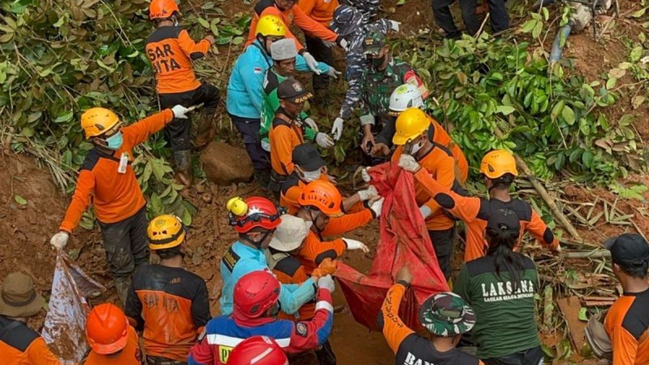 Tim SAR gabungan berhasil menemukan delapan korban longsor Cilacap pada hari ketiga pencarian, menambah total korban dievakuasi menjadi 11 jiwa. Masih ada 10 korban lain yang belum ditemukan.