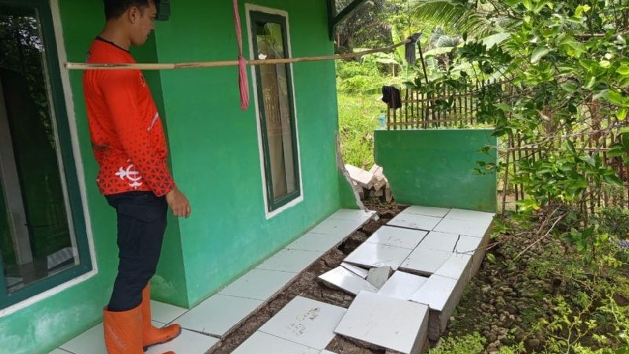 BPBD Ciamis segera mengevakuasi warga yang rumahnya terancam bahaya longsor di Desa Margajaya, Pamarican. Bencana ini terjadi akibat hujan deras, menyebabkan tiga keluarga terdampak dan rumahnya rusak berat.