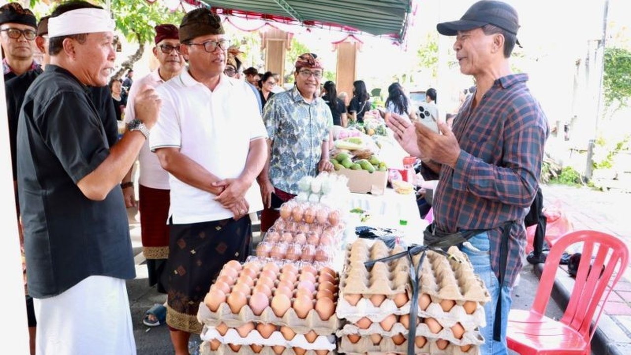 Masyarakat Denpasar kini dapat berbelanja kebutuhan Hari Raya Galungan dan Kuningan dengan harga lebih murah di Festival Bazar Pangan Denpasar yang digelar di Sanur.