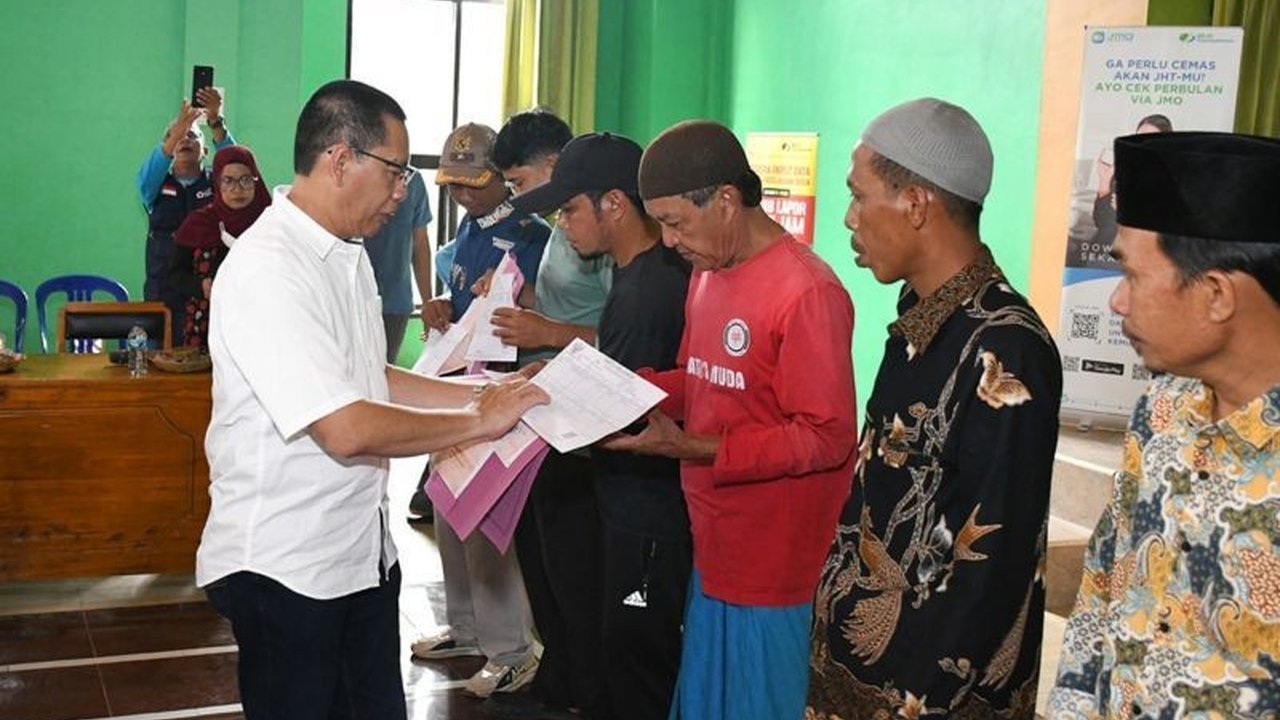 Wakil Bupati Lombok Timur H. Moh Edwin Hadiwijaya mengajak masyarakat untuk melengkapi administrasi kependudukan guna memastikan akses jaminan sosial dan kemudahan layanan penting lainnya.