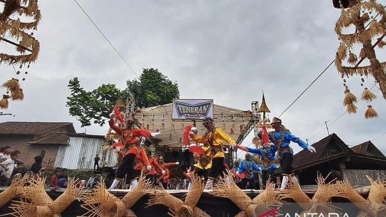 Program Inovasi Seni Nusantara (PISN) UGM berhasil menghidupkan kembali Kesenian Janengan Magelang di Dusun Teneran, Magelang, setelah puluhan tahun tak dimainkan. Simak kisah kolaborasi inspiratif ini!