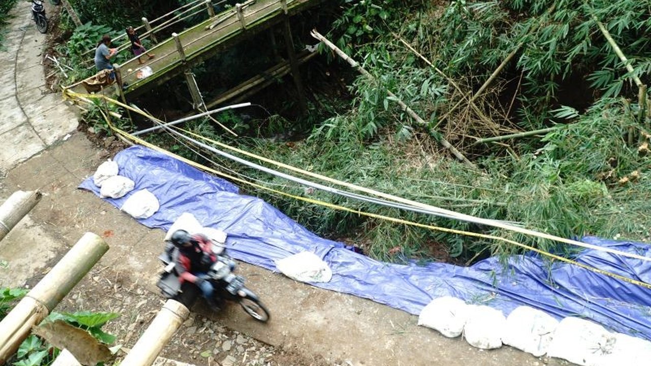 BPBD Tulungagung bergerak cepat menangani dua titik Longsor Gunung Wilis Tulungagung yang memutus akses jalan desa di Sendang. Warga diimbau waspada longsor susulan.