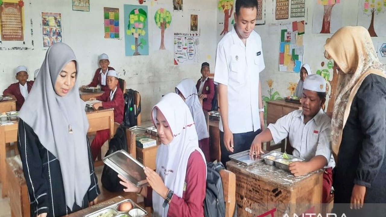SPPG Angsau Dua, yang dikelola Yayasan Kemala Bhayangkari Polres Tanah Laut, berhasil melayani 3.570 porsi penerima manfaat program Makan Bergizi Gratis di 21 sekolah, menunjukkan antusiasme tinggi dari masyarakat.