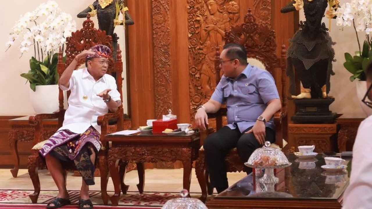 Gubernur Bali Wayan Koster mengadukan maraknya 'pengendalian investasi asing Bali' yang mengambil jatah usaha rakyat kepada Wameninves, mendorong pengendalian ketat dan penindakan tegas.
