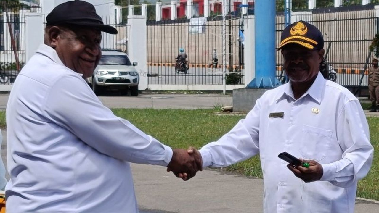 Pemerintah Provinsi Papua Pegunungan (Pemprov Papeg) telah menyediakan dua unit mobil ambulans untuk mengoptimalkan layanan kesehatan antar-kabupaten dan keliling, sebuah langkah penting untuk meningkatkan aksesibilitas di wilayah tersebut.