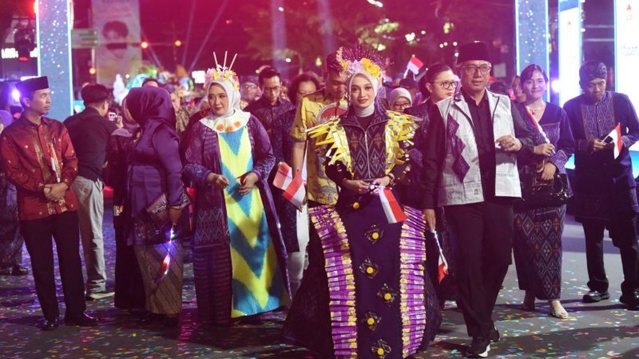 Dhoho Night Carnival 2025 sukses digelar Pemkot Kediri, menjadi ajang vital untuk mengasah kreativitas pegiat fesyen dan seniman, sekaligus penggerak ekonomi lokal. Simak detailnya!