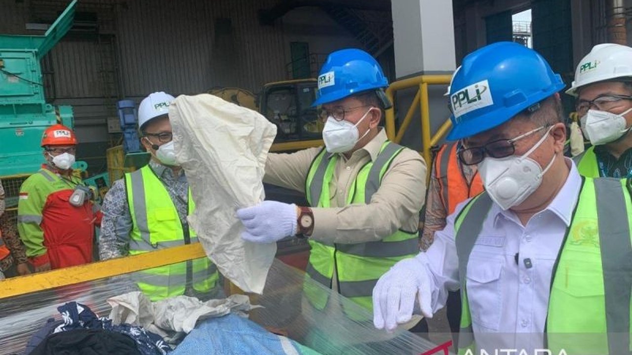 Rangkuman Berita Ekonomi Sepekan menghadirkan beragam peristiwa penting, mulai dari langkah Kemendag musnahkan pakaian bekas impor hingga rencana pengaturan transaksi daring.