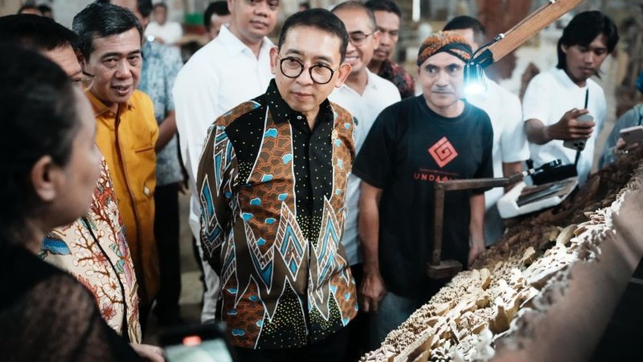 Menteri Kebudayaan Fadli Zon mendorong hilirisasi ukiran Jepara agar diakui sebagai karya seni bernilai tinggi, bukan sekadar kerajinan, melalui dukungan pemerintah dan pameran khusus.