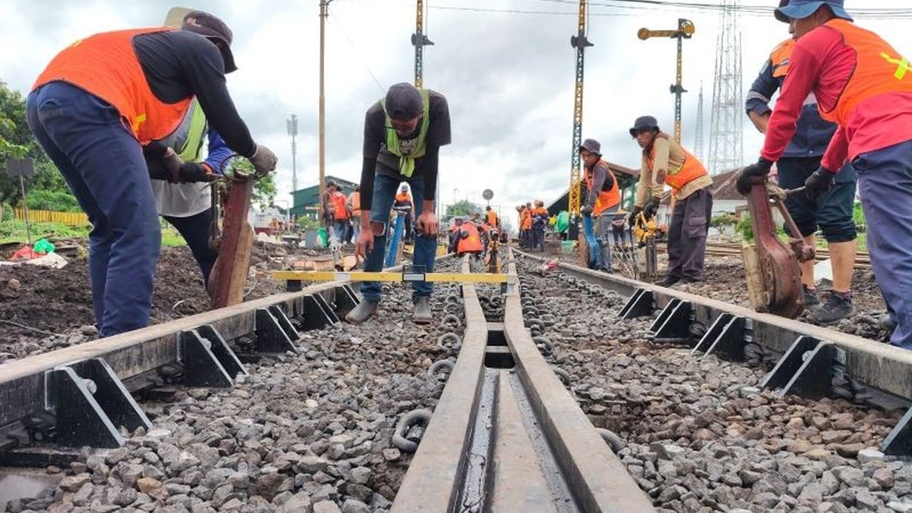 PT KAI Daop 7 Madiun melakukan penggantian wesel Nomor 8 di Stasiun Blitar sebagai bagian dari program peningkatan prasarana. Langkah ini demi memastikan keselamatan dan kelancaran perjalanan kereta api.