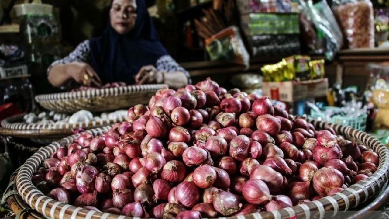Pusat Informasi Harga Pangan Strategis (PIHPS) Nasional Bank Indonesia merilis data terbaru harga pangan strategis. Komoditas seperti bawang merah dan cabai rawit merah mengalami kenaikan signifikan, memicu perhatian publik.