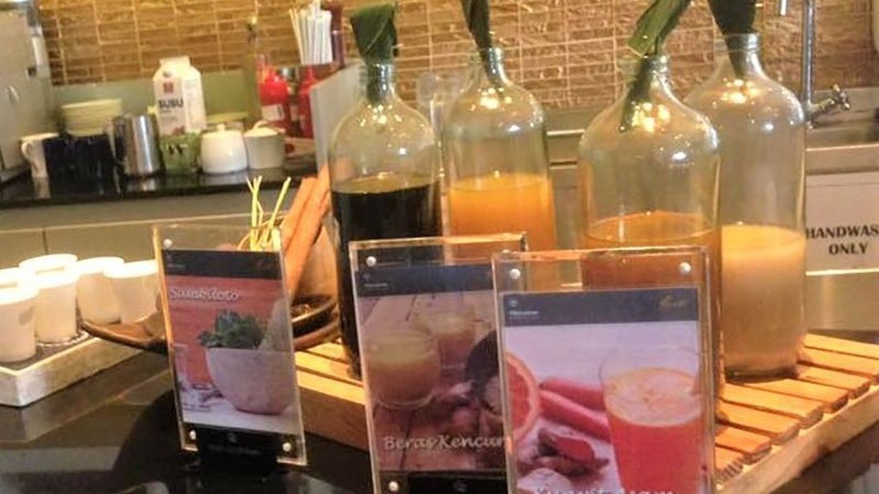 Wakil Menteri Ekonomi Kreatif Irene Umar menekankan pentingnya pelestarian jamu sebagai identitas kuliner Indonesia, mendorong inovasi dan kolaborasi untuk memperkenalkan kembali minuman tradisional ini kepada generasi muda.
