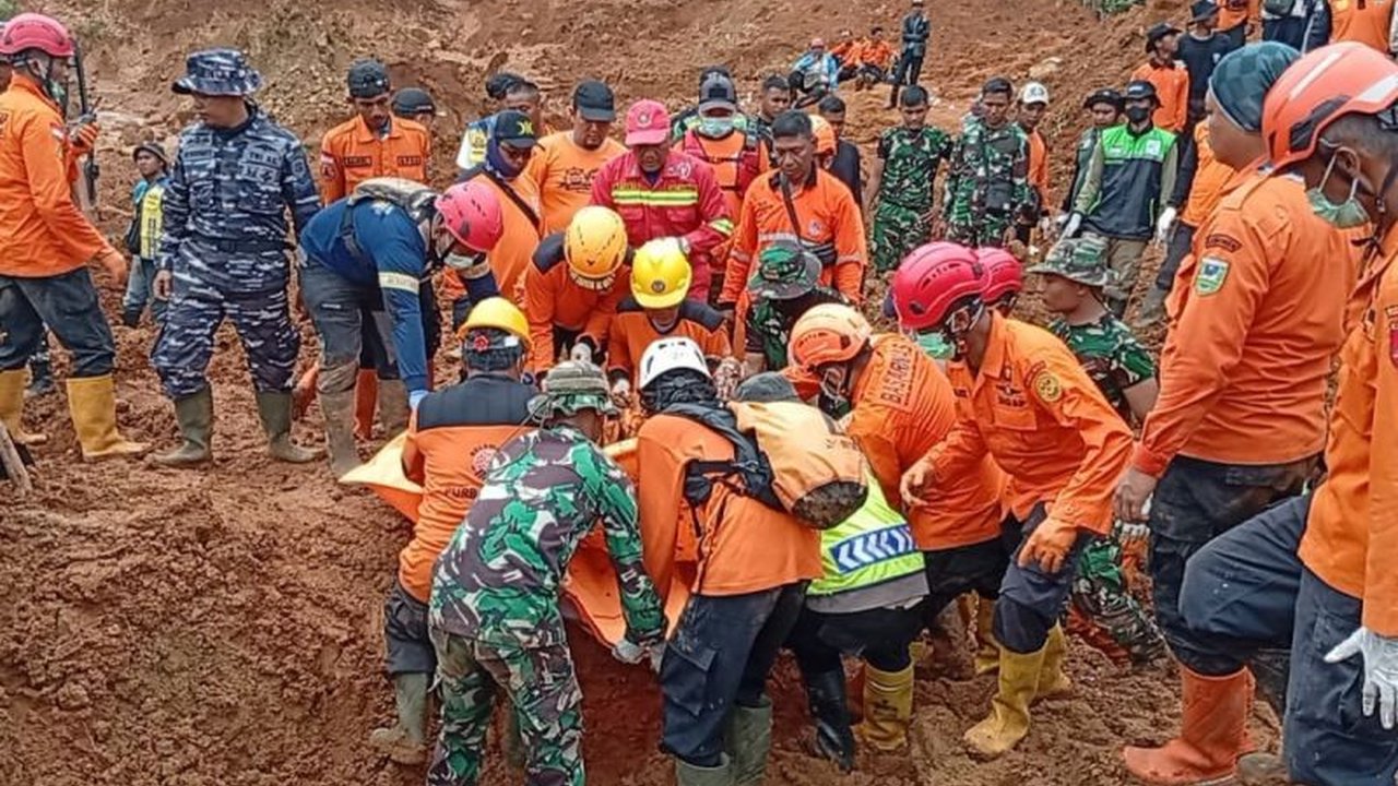 Tim SAR gabungan berhasil menemukan satu korban tanah longsor Cibeunying Cilacap atas nama Kasrinah (47) dalam kondisi meninggal dunia pada hari keempat operasi pencarian, Minggu (16/11). Penemuan ini menambah daftar korban namun menyisakan belasan lainny