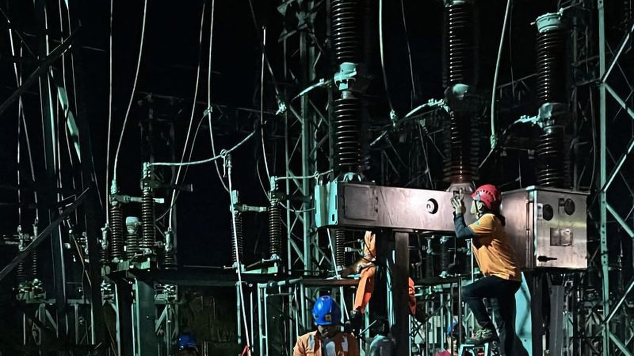 PT PLN (Persero) UID Aceh berhasil **PLN Pulihkan Listrik Aceh** 100 persen setelah pemadaman massal akibat gangguan transmisi. Bagaimana upaya cepat PLN mengembalikan pasokan daya?