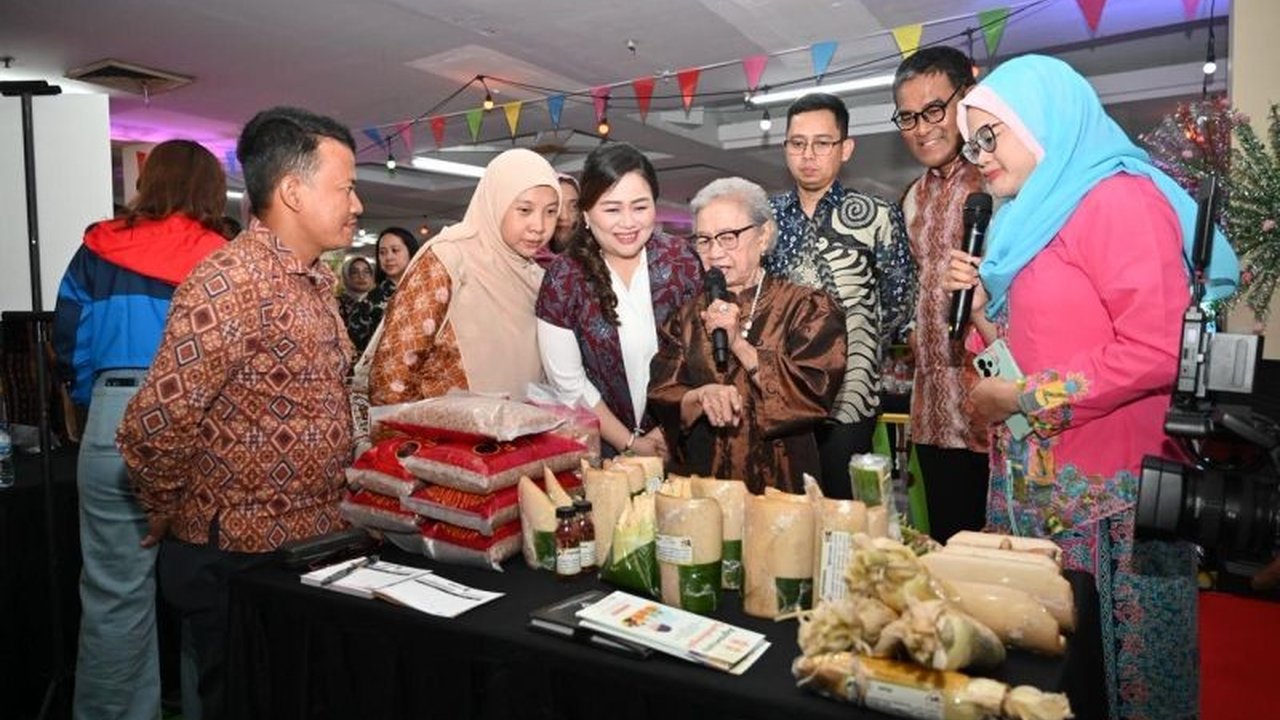 Ajang Pertamina SMEXPO Jakarta berhasil membukukan transaksi fantastis, mendorong 35 UMKM binaan naik kelas dan menembus pasar global. Simak detail kesuksesan mereka!