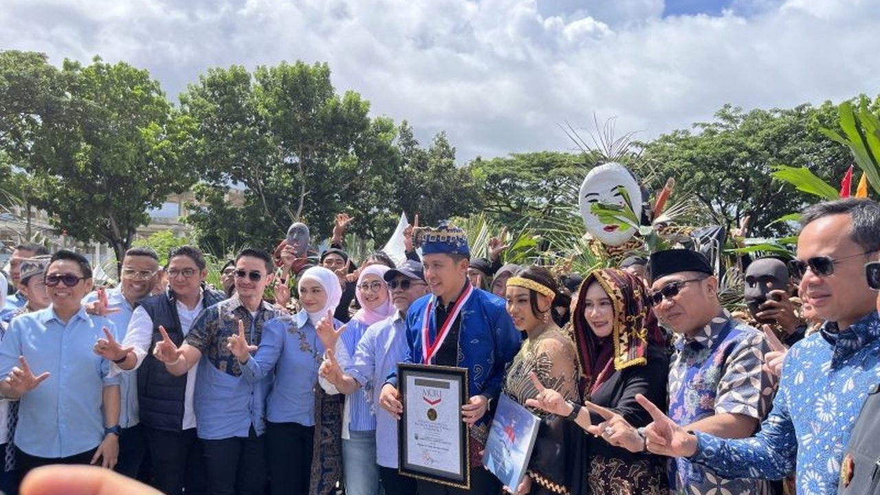 Ribuan pelajar Lampung Selatan sukses pecahkan rekor MURI dunia dengan Tari Tuping 12 Wajah dalam gelaran Lamsel Fast 2025, menjadi ikon budaya pesisir yang mendunia.