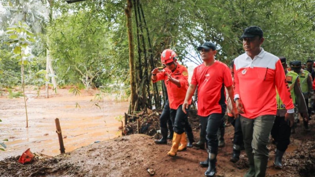 Badan Nasional Penanggulangan Bencana (BNPB) melakukan upaya modifikasi cuaca di Cilacap untuk mempercepat pencarian korban longsor yang terhambat hujan, melibatkan ahli BMKG.