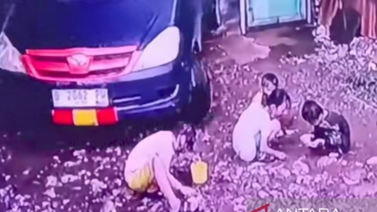 Polisi mengungkap **kronologi mobil lindas anak** di Cipinang Besar Selatan, Jaktim, yang menyebabkan dua balita terluka. Kasus ini telah diselesaikan secara kekeluargaan.