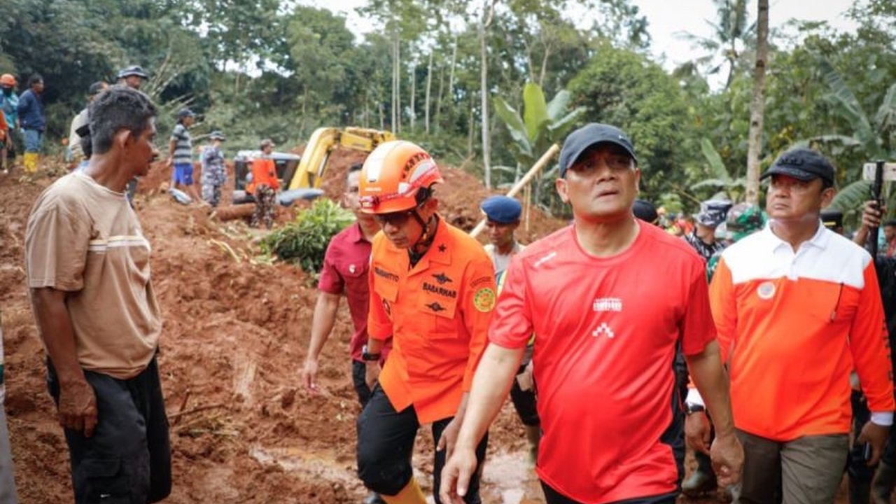 Gubernur Jateng Ahmad Luthfi menginstruksikan percepatan Penanganan Longsor Cilacap dengan pengerahan alat berat dan optimalisasi SAR. Simak langkah-langkah penanganan dan bantuan yang disalurkan.