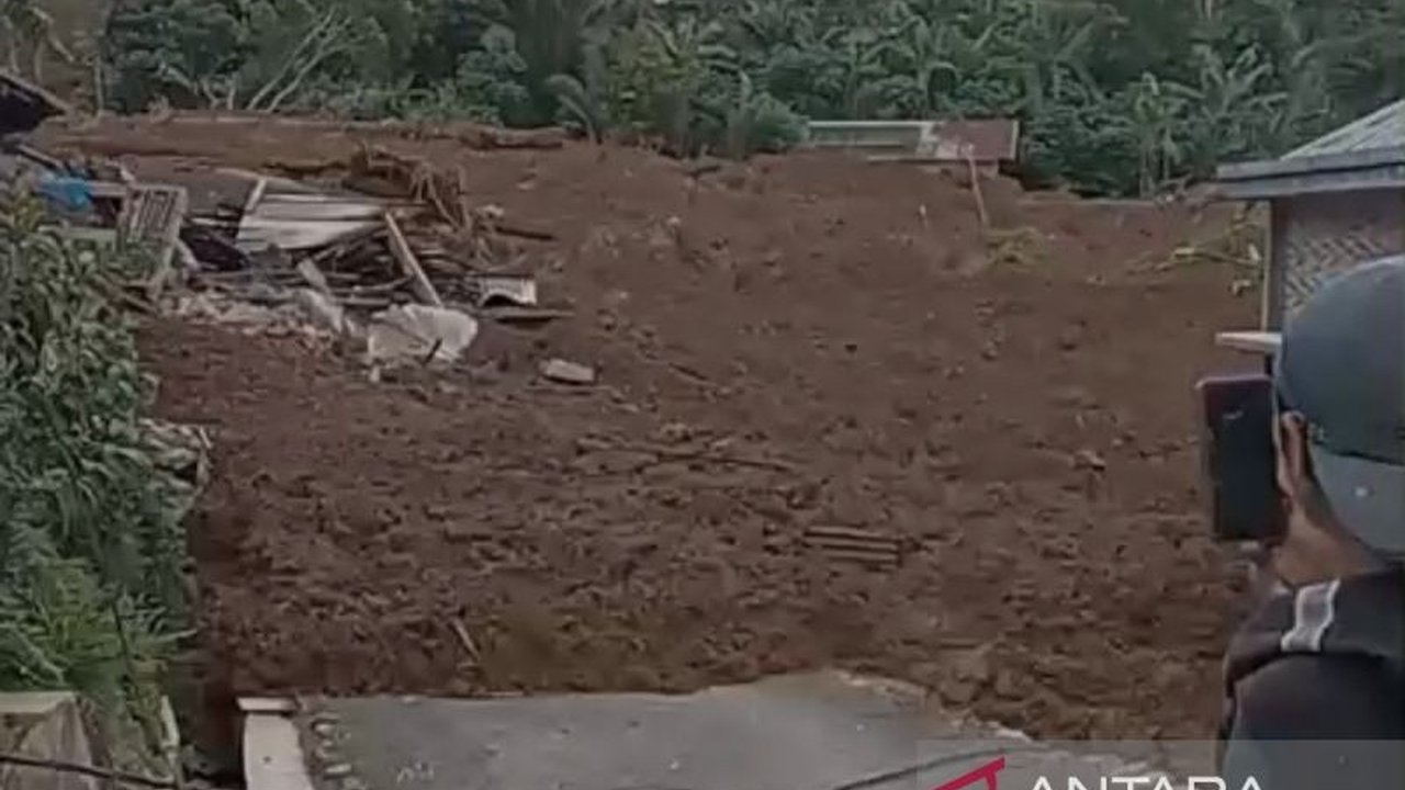 Bencana tanah longsor Banjarnegara melanda Dusun Situkung, Pandanarum, Minggu sore. Ratusan jiwa terpaksa mengungsi, sementara BPBD Banjarnegara sigap menangani dampak kejadian dan melakukan pendataan.