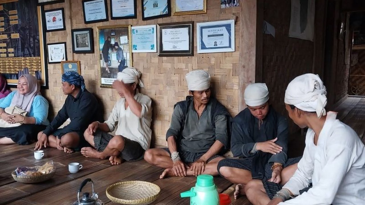 Repan, Warga Badui korban begal di Jakarta, telah kembali ke kampung halamannya dan disambut tokoh adat setelah selamat dari kejahatan. Polisi masih memburu pelaku.
