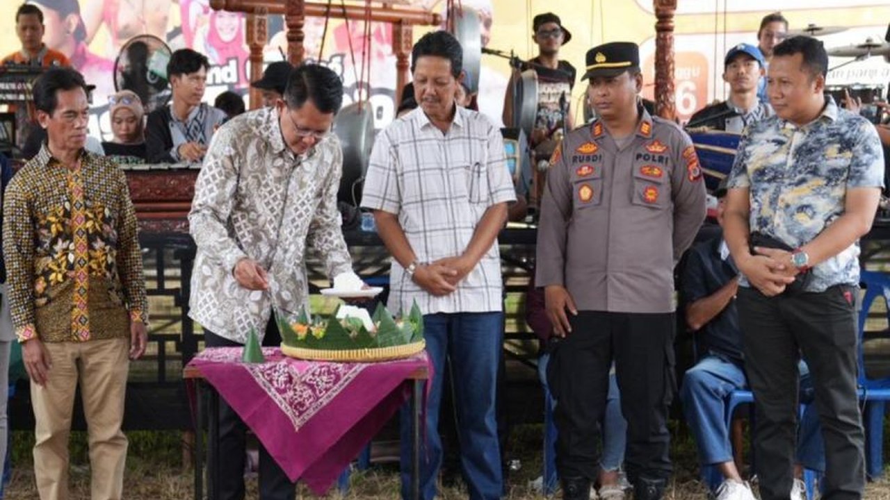 Wakil Bupati Sleman Danang Maharsa menekankan pentingnya upaya bersama dalam mempertahankan pasar tradisional sebagai indikator ekonomi daerah dan sumber harga terjangkau.