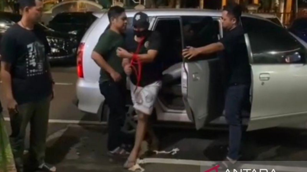 Polda Metro Jaya berhasil mengungkap kasus Polisi Gadungan Curi Mobil di Rest Area Cibubur. Sepasang suami istri ditangkap setelah melancarkan aksinya dengan modus licik.