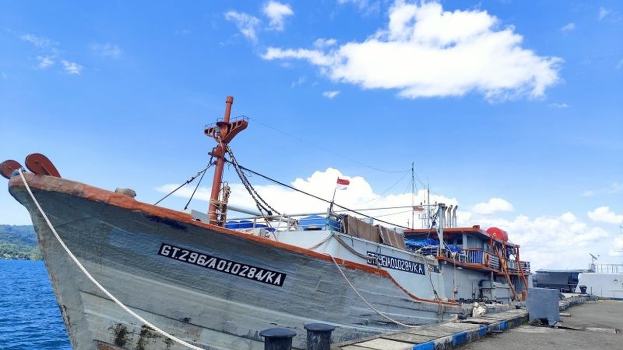 Guspurla Koarmada III berhasil melakukan penangkapan solar ilegal di perairan Maluku, mengamankan kapal KM Bangka Jaya 9 yang mengangkut 40 ton BBM tanpa dokumen resmi.