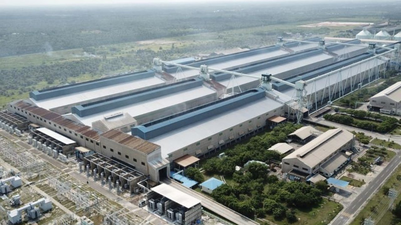 Holding Industri Pertambangan Indonesia MIND ID menegaskan komitmen penguatan hilirisasi bauksit terintegrasi dengan pembangunan Smelter Grade Alumina Refinery (SGAR) Fase II, meningkatkan nilai tambah mineral dan mendukung transisi energi Indonesia.